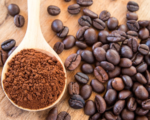 Caféine illustrée à travers des graines de café, ingrédient actif principal du stick anti-cernes Enkrem pour revitaliser le contour des yeux