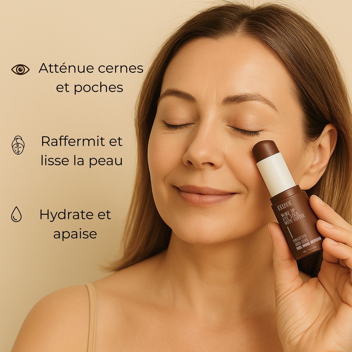Femme utilisant le stick anti-cernes à la caféine Enkrem avec trois bénéfices visibles : réduction des cernes, regard lumineux, peau apaisée