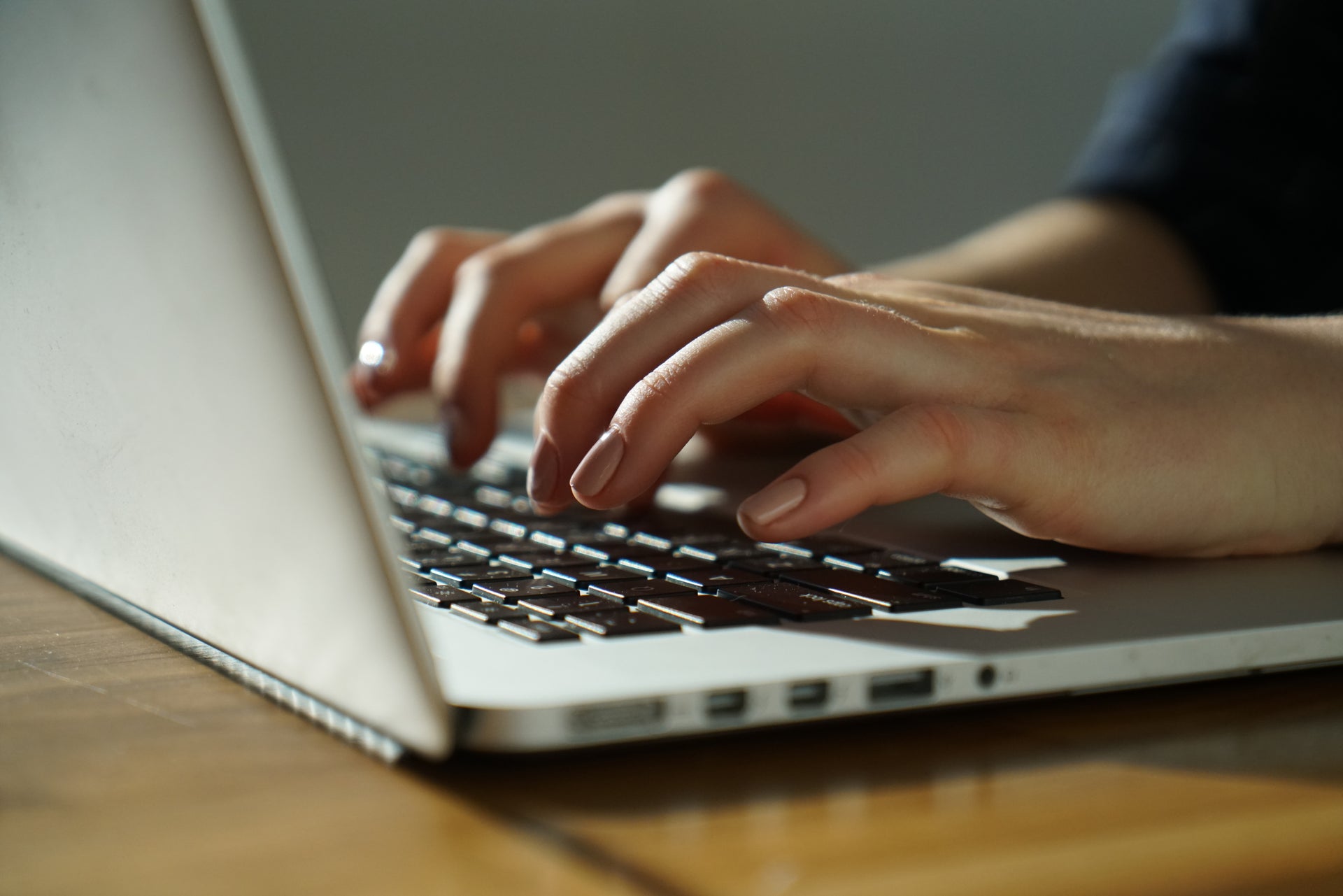 Main tapant sur un clavier d’ordinateur, illustrant la prise de contact avec la marque Enkrem pour toute question ou demande
