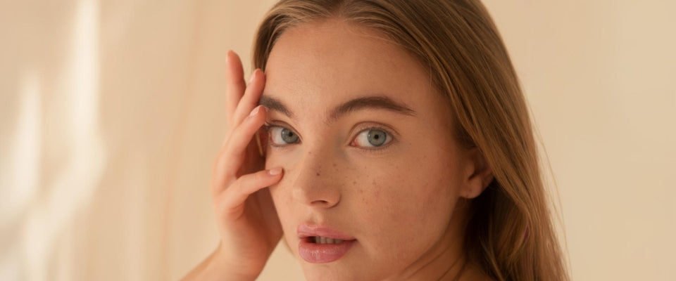 Femme de 35 ans avec un regard lumineux après application d’un stick anti-cernes à la caféine naturel Enkrem