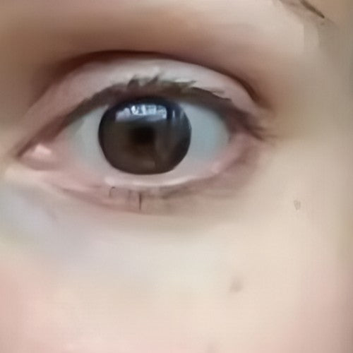Gros plan sur un œil avec une peau lisse et ferme au niveau du contour, résultat de l’utilisation du stick anti-cernes à la caféine Enkrem