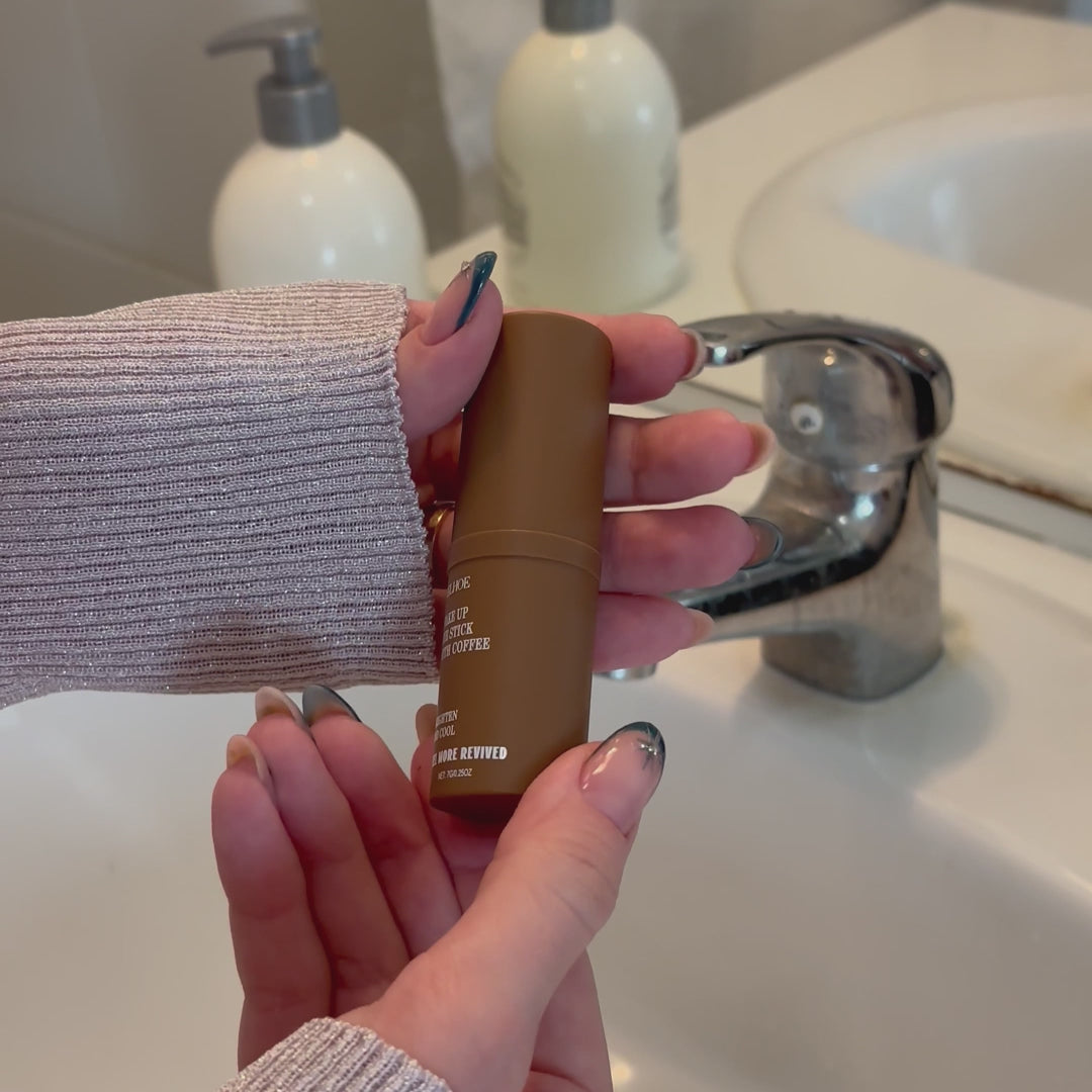 Vidéo montrant l’application du stick anti-cernes à la caféine Enkrem sur le contour des yeux, avec gestes doux et routine simple